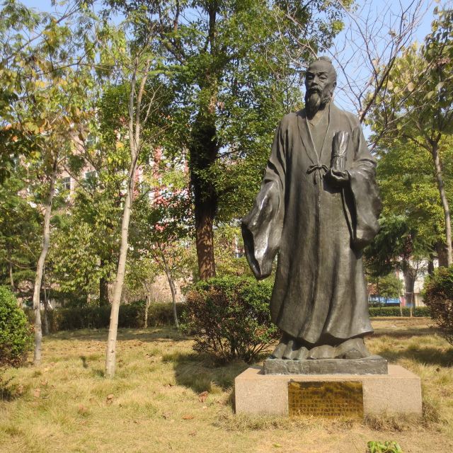 小径处但见药都的开山鼻祖葛玄,樟树本地人的"神针大师"侯逢丙以及