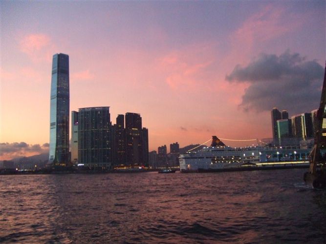 站在太平山顶俯瞰香港--2011年8月15日香港自