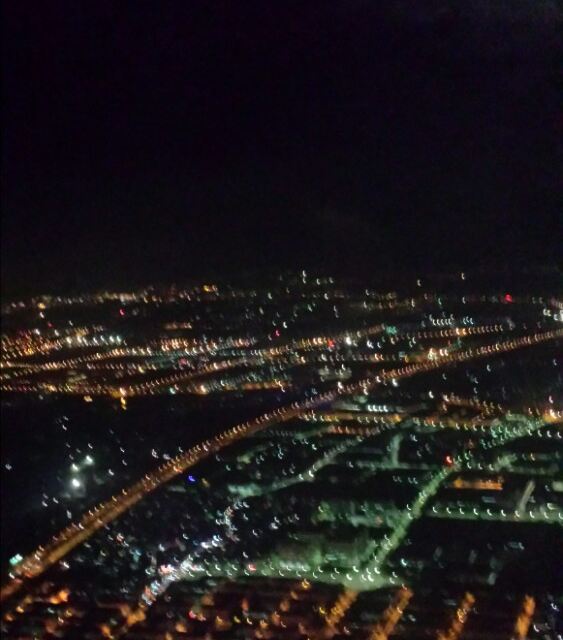 这个是即将到达厦门,在飞机上拍的航空夜景.