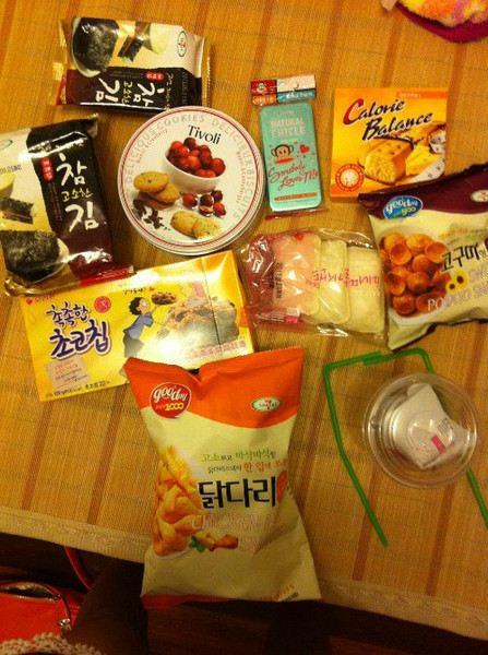 在韩国的seven-eleven给男朋友买的零食~很贴心的是他们的饮料都会附