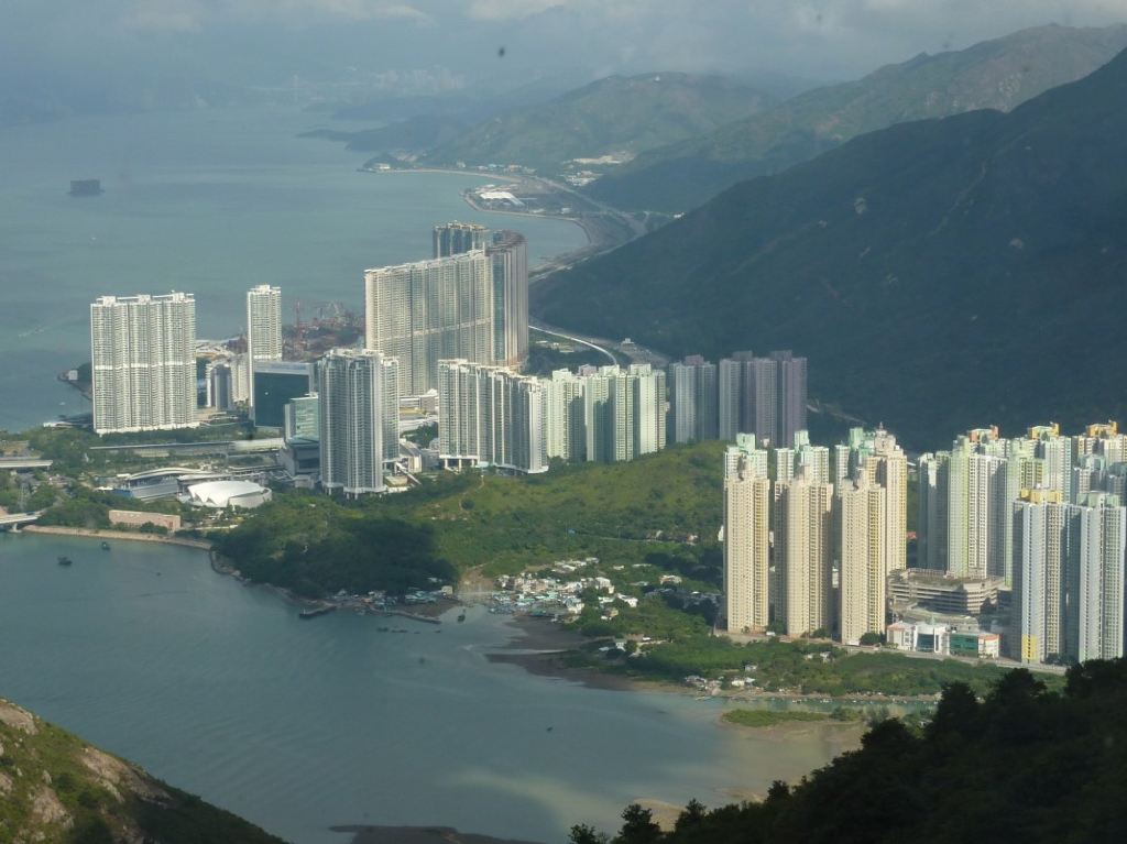 左手边是东涌市中心,东涌虽远离香港市区,但也是高楼大厦,不亚于市
