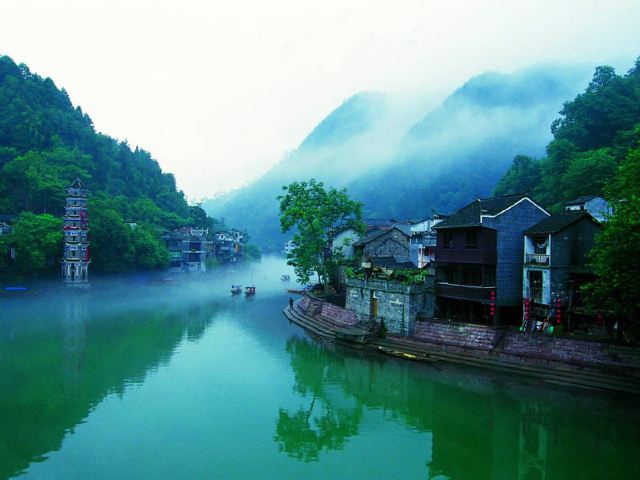 最佳拍摄地:沱江景色清晨最佳,有雾或雨后更佳,凤凰古城夜景全景的