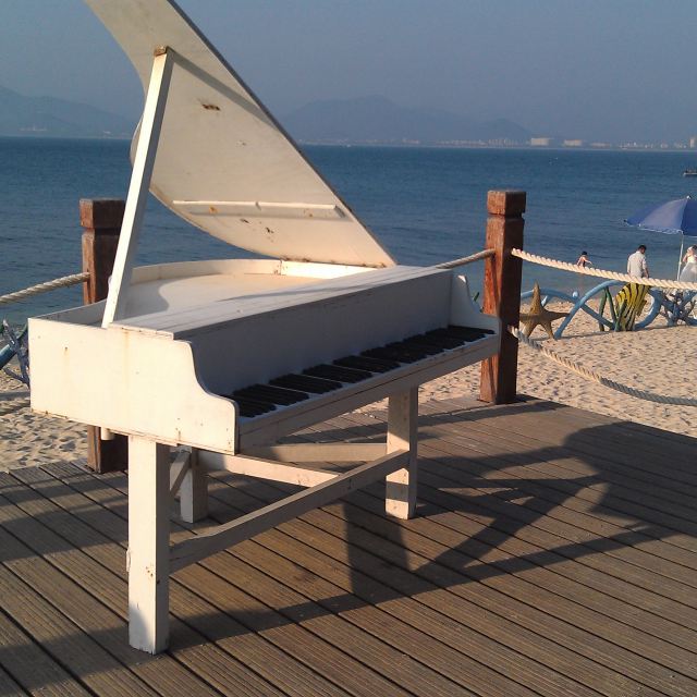 西岛海边的钢琴,实为一拍摄地点,可以租道具拍照