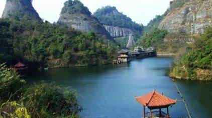 万佛山风景区位于通道县临口镇太平岩村,距离县城双江20公里,是