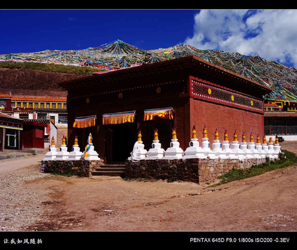 果洛州大武镇旁边的一个小庙,其实也不算庙吧,但这个只有藏文名