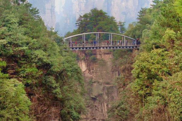 绕过山路,走到公路旁时,回望连心桥,确实险要.