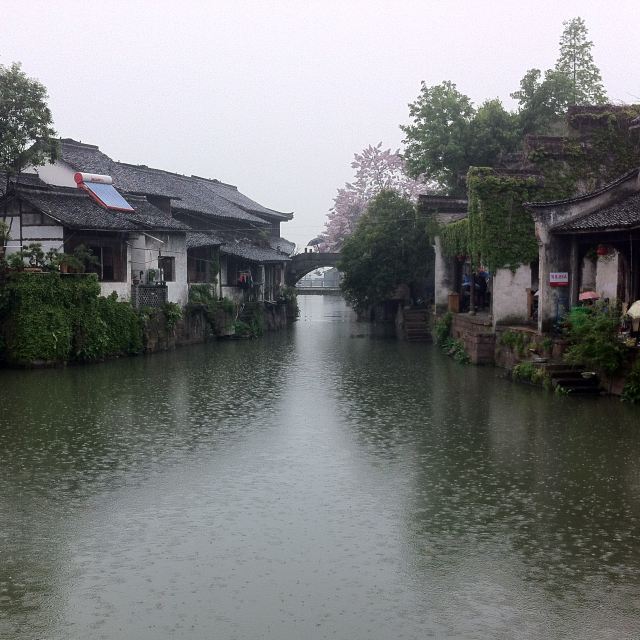 雨中的古镇一