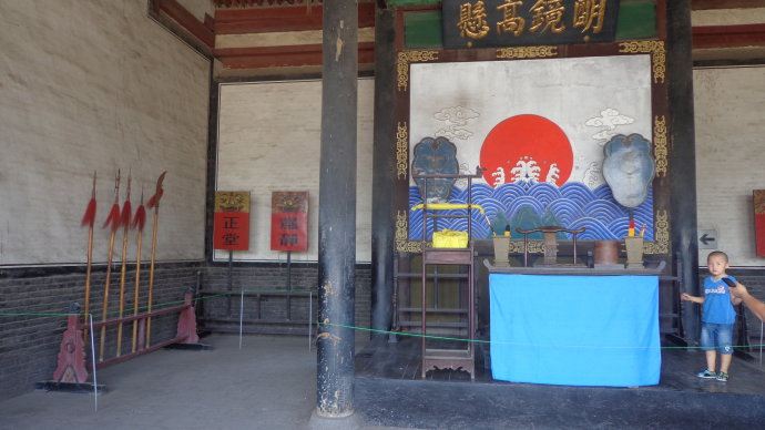 大堂两侧还有"肃静","正堂"牌,牌子上端那个虎形图案是龙九子之一