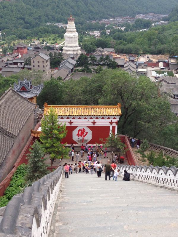 菩萨顶:位于五台山灵鹫峰上,始建于北魏孝文帝时,是五台山最大的黄教