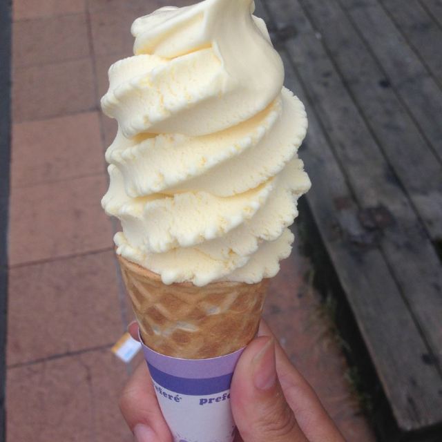 这个冰激凌是我在济州最爱吃的,保健路上就有卖2500韩元一个,奶香味很