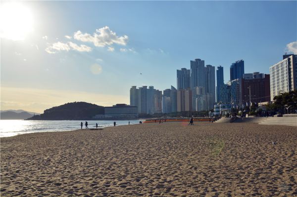 不夸张地说,海云台是韩国海滨的代名词,也是釜山的骄傲.