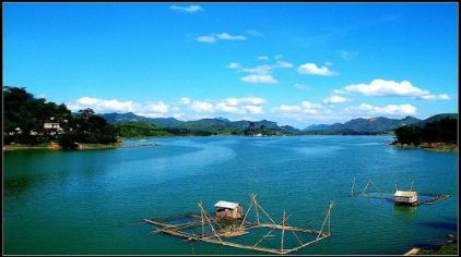       长寿岛景区位于赐福湖景区坡贵湖段