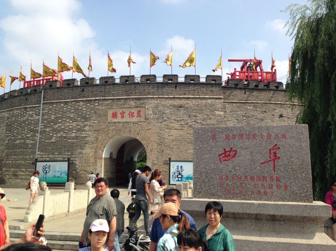 -------------------迎客松------------------------ --------回到酒店取了行李,立即去巨鼎酱骨土菜馆吃了第二顿晚餐。真的好吃美味啊。吃着美食时,突然想起看看有没有下午直接从曲阜回北京的火车票,居然发现有24张,乐坏啦。立即预定啦G120(14:11)次:曲阜东北京南(16:27)的火车票(注:提醒大家,高铁以12306上购票的实际列车为准,因为有时会出现车次变化的情况,如现在7月28日:曲阜东北京的高铁为G122次)。然后把G1224和G268均给改