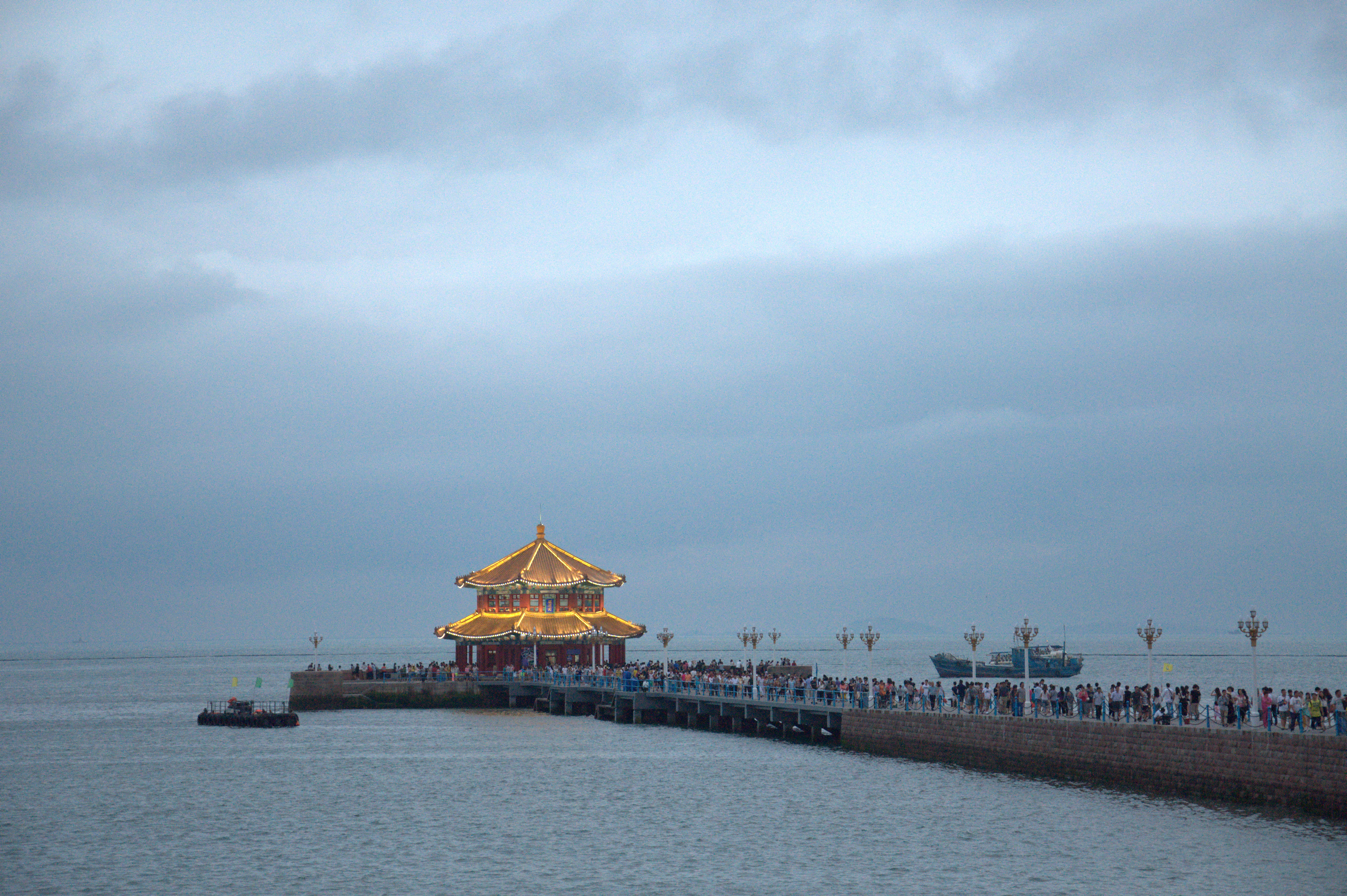 第一次去青岛旅游,景色还是很不错的,重点就是栈桥附近的旅游项目是有多坑。 1就是50元的游艇1小时走遍海边的各个景点,这个我们后来是商量到25一个人,坐上车去了乘船的地方中型的游艇就换成了只能乘坐8人左右的快艇说海事局说风大不让大船出去。上船后一个弯就到海边中间点的位置了,然后停船说每人再加30元就再往里面走,所以5分钟后被送回栈桥,全程一共10分钟左右,特别坑。