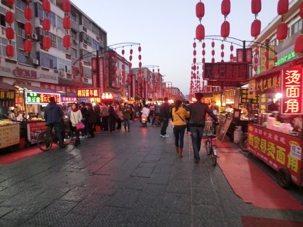 洛阳步行街,17:30所有夜排档都井然有序的摆出~除了本土食物,很多台湾