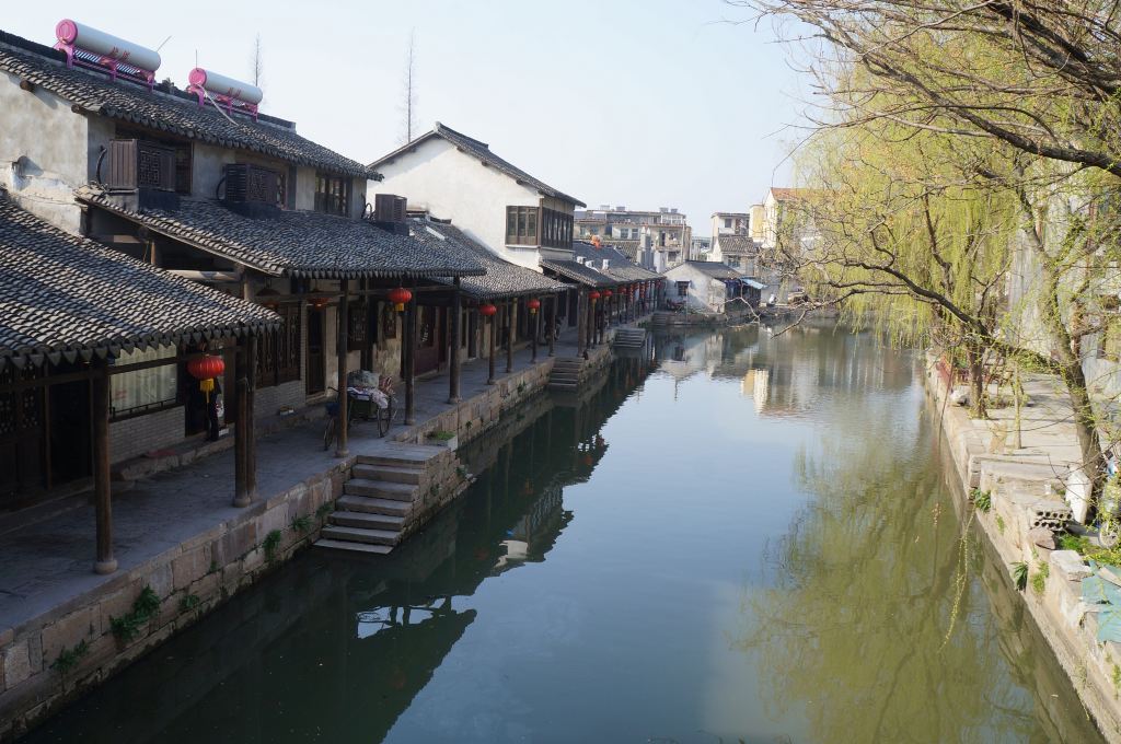 麦兜在西塘的游踪 在明清食代餐后,沿塘东街南走,途径猫的天空之城