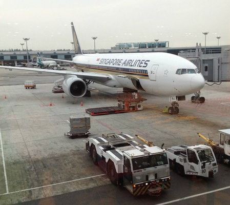 我们的飞机终于降落在新加坡机场,行李不用自