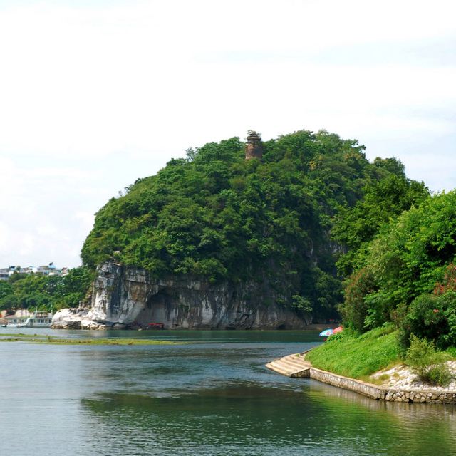 象鼻山原名漓山,又叫仪山,沉水山,简称象山.