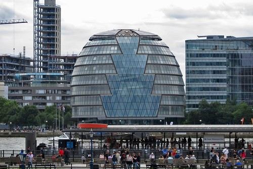 这座球形玻璃建筑是英国市政厅,如此极富现代感的建筑很难想象是一个
