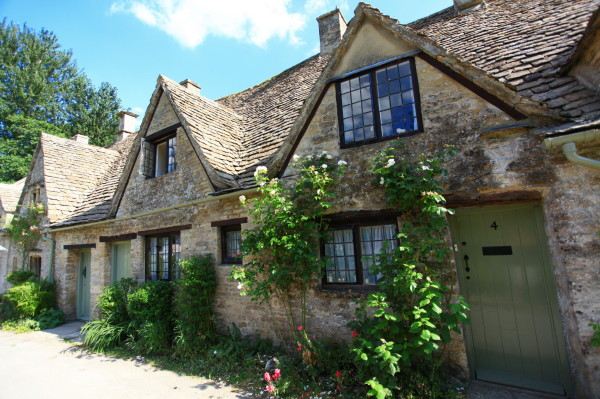 Cotswolds是英格兰中南部的一片区域,这片区域从地理位置上来说涵盖了英国六个郡,分别是Gloucestershire,Oxfordshire,Somerest,Warwickshire,Wiltshire以及Worcestershire,所以它其实并不具备行政分区意义。由于它的地理位置以及其极具代表性的英式浪漫田园乡村风光,它被冠以英格兰的心脏之称,并被评为英国的法定特殊自然美景区。每年无论任何季节,来自国内外的游客都为数众多,也有很多人会选择在这里写生或是举办婚礼哦。 除了令人目酣神醉的风