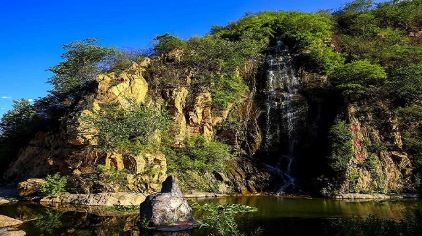 神泉峡风景区与著名的妙峰山景区遥相呼应,峡谷曲折蜿蜒,河水幽长碧绿