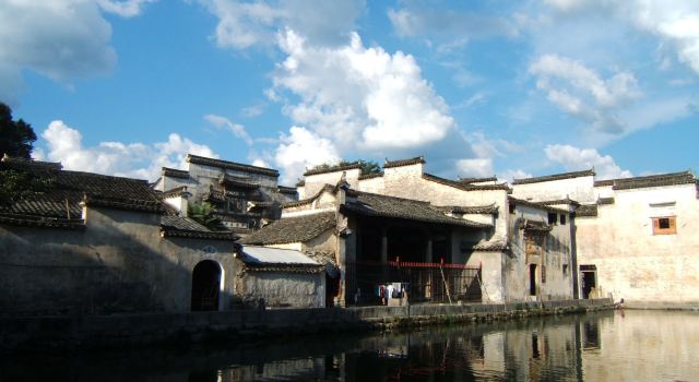 村口过桥就有中巴车到黟县,在黟县汽车站再转乘到屯溪的车,中途在齐云