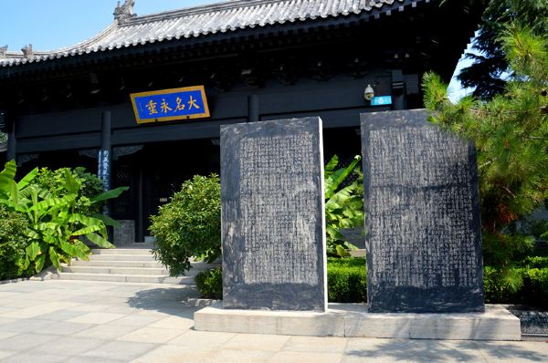 祠内摆放中诸葛亮,王祥,王览,颜真卿,颜杲卿塑像,供人敬仰.
