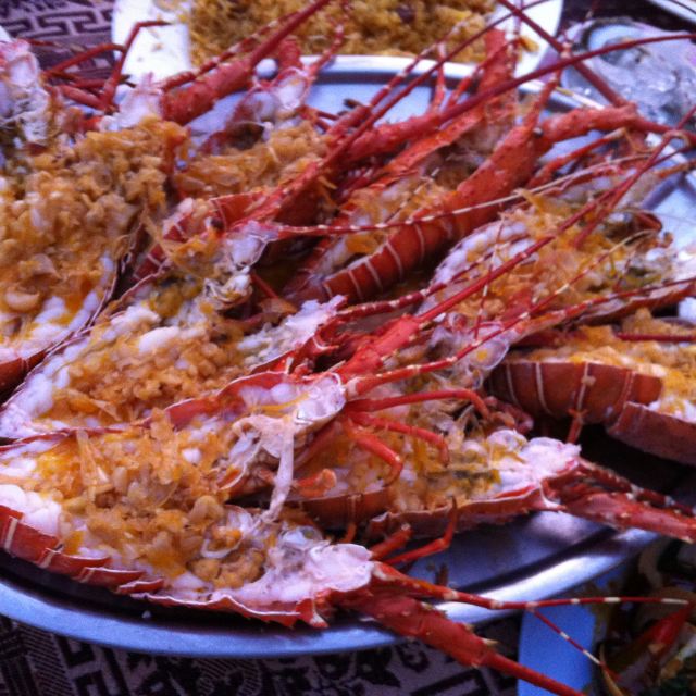 海边吃海鲜大餐,蒜茸大龙虾