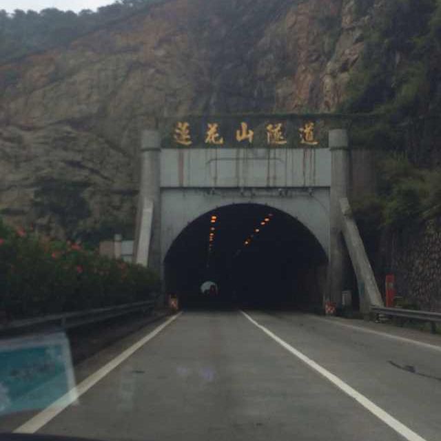 过莲花山隧道,就进入江门了.