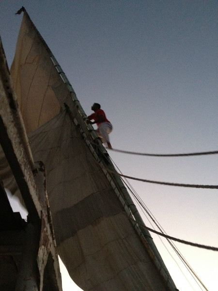 努比亚 小伙子赤脚爬上去收桅杆,这个场景让我觉得很心酸.