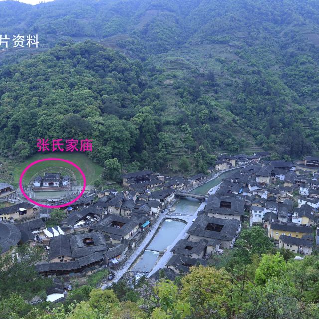 村边山坡上的张氏祖祠,祖庙前一口池塘边耸立着二十根石旗杆,很是威武