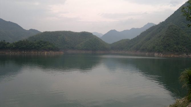 江山这地方风景和环境都不错,属于丘陵地带,人杰地灵的一个地方.