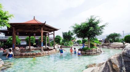 鑫甲玉泉温泉旅游度假村位于弥勒梅花寨梅花温泉小学旁,属大型温泉