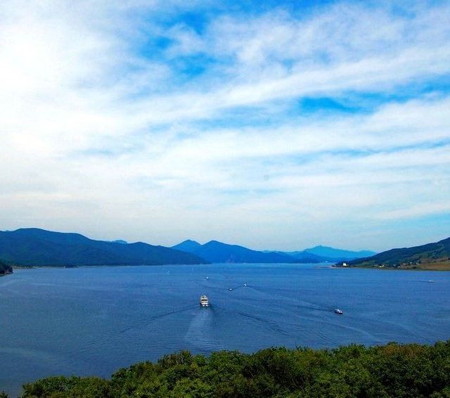 卧龙潭是吉林市松花湖最著名的旅游风景区,位于松花湖中部,西接"