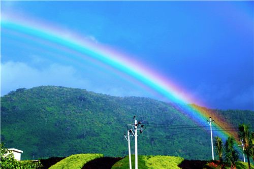 雨后美景,天上彩虹双双飞