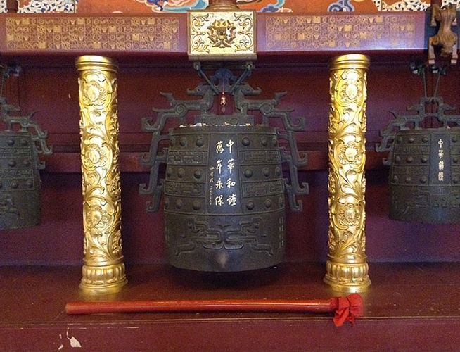 早上还未起床,女儿告诉我,昨天夜里下雨了,今天出门记得带伞哦。我开窗一看,雨不大,这是我最喜欢的天气。细雨绵绵,独自漫步雨中,看自己想看的风景,想自己该想的心事,吃自己想吃的小吃,是一件多么惬意的美事。偷得浮生半日闲,于是立马起床,收拾停当直奔故宫。本想这样的天气游故宫的人不会太多,殊不知,到了一看,哇!等待安检进宫的人排队转了几个圈,听说大约两个多小时才能入园,临时决定上皇城根遗址公园看看。由于事先未做准备,向警察蜀黍问路又没打听清楚,在南池子就拐弯儿了。唉,既来之,则逛之吧。逛着逛着