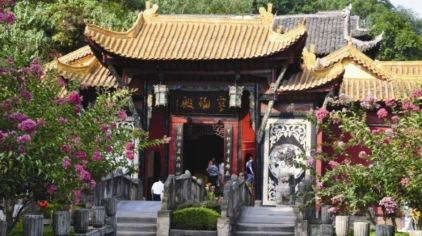 山上主要景点有孔庙,鹿鸣寺,苏公祠,恩来亭,护国亭,良缘亭,贺龙阁等.