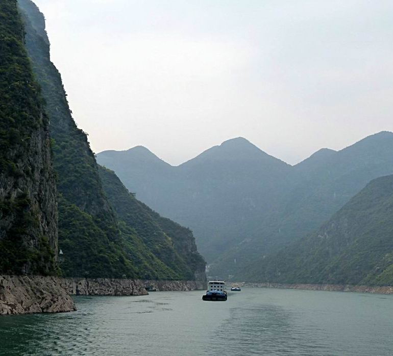 巴东三峡巫峡长,猿鸣三声泪沾裳中的裳的读音