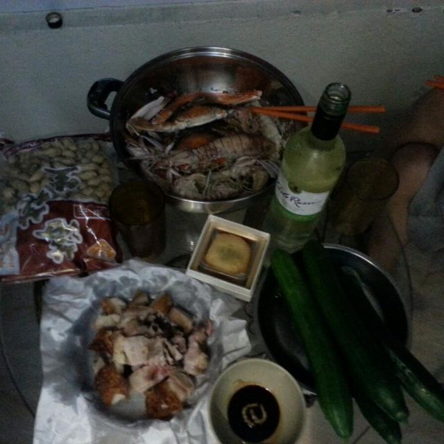 夜里有骚年烧烤喝酒聊天,听着海浪声睡了.
