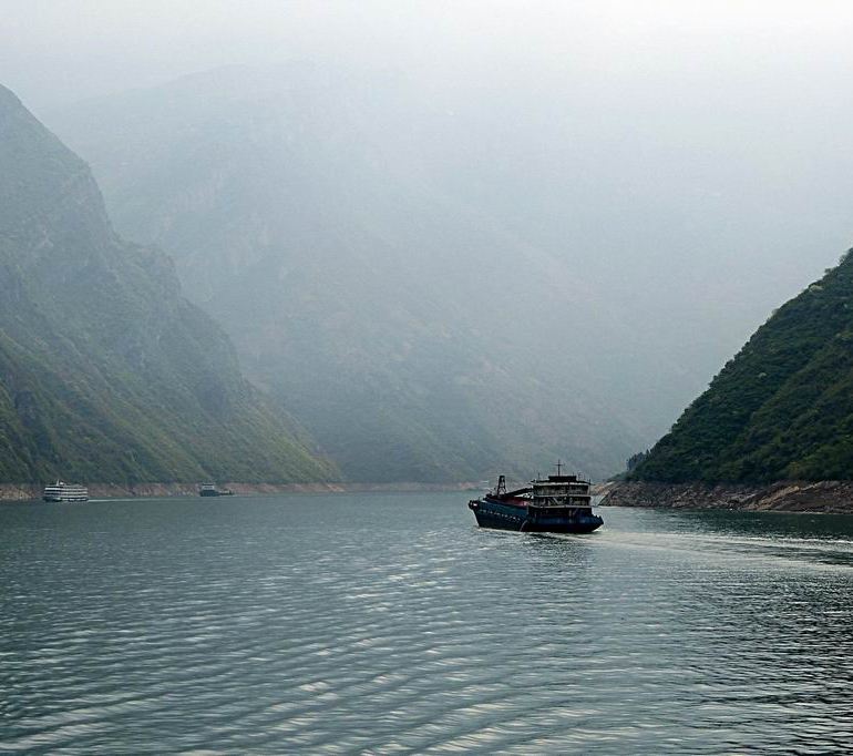 巴东三峡巫峡长,猿鸣三声泪沾裳中的裳的读音