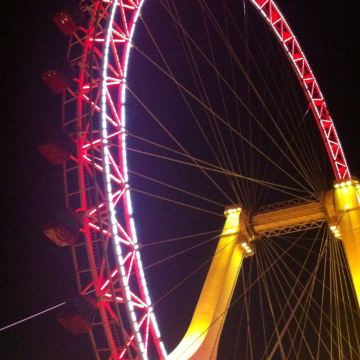 有个美丽的传说 具体忘了 总之 看到摩天轮的情侣会特别幸福!