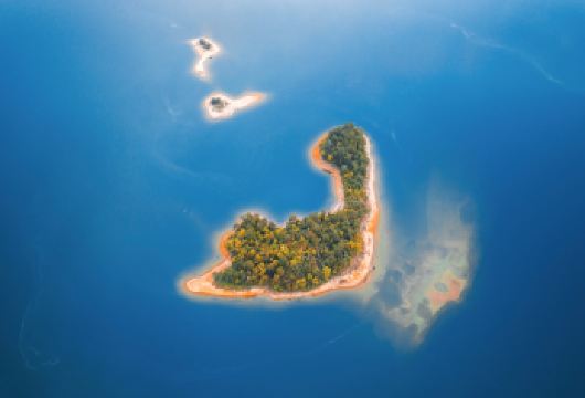 杭州千岛湖景区+千岛湖中心湖区一日游【穿越两大湖区独立码头】【[精华景点]登梅峰岛览千岛全景，游玩月光岛4岛3桥，船游2大湖区，探寻西南秘境，深度纯玩】