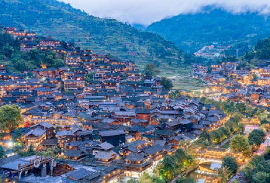 西江千户苗寨一日游【@长桌宴&品高山流水+赠苗服换装体验】【[深度纯玩]：观原始的吊脚楼群、苗寨梯田，深入苗寨，走家串户，了解苗家人的生活以及风俗习惯。】