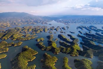 千岛湖中心湖区一日游【月光岛+梅峰岛/黄山出发/可淳安离团】【[一价全含]千岛湖门票+游船、导游服务、市区往返交通、中餐，安心出游，品质保证；】