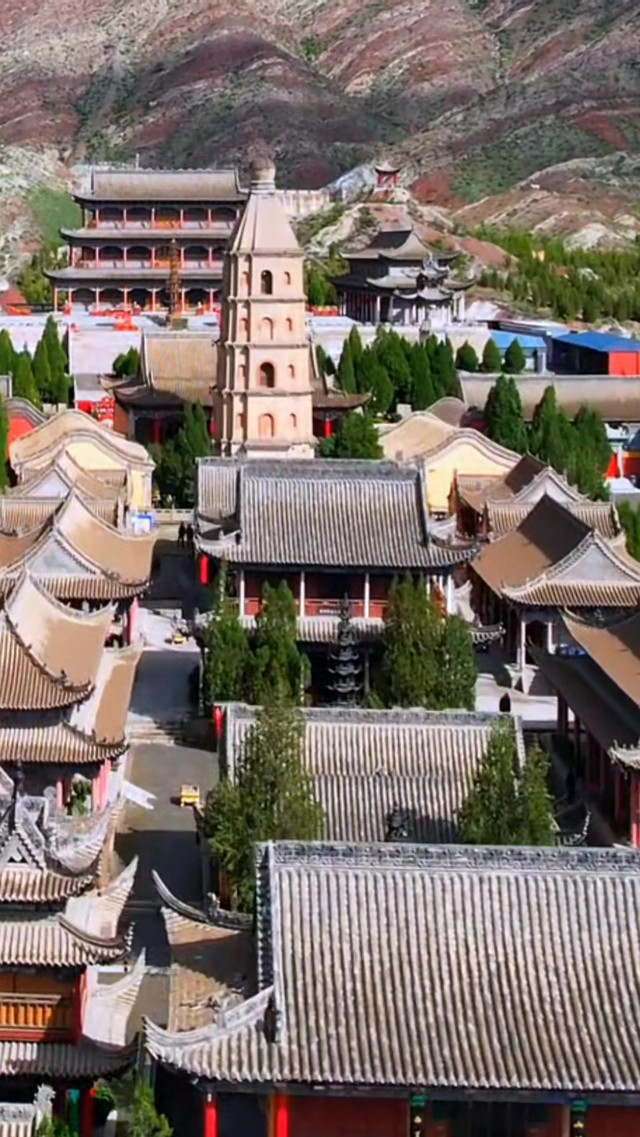 宁夏石嘴山北武当庙的红叶美景