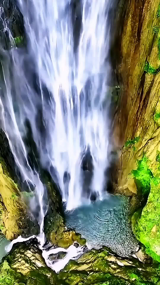 广西百色通灵大峡谷山青水碧,瀑布高悬