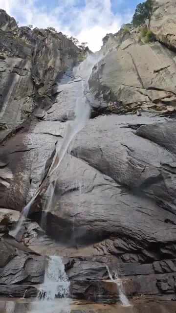 这里是西藏卡定天佛瀑布，很飘逸，但相比西藏的景点有些平平无奇