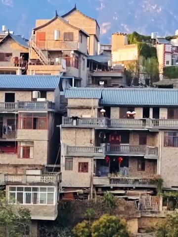 云南红河县迤萨镇,建在山顶的美丽城市