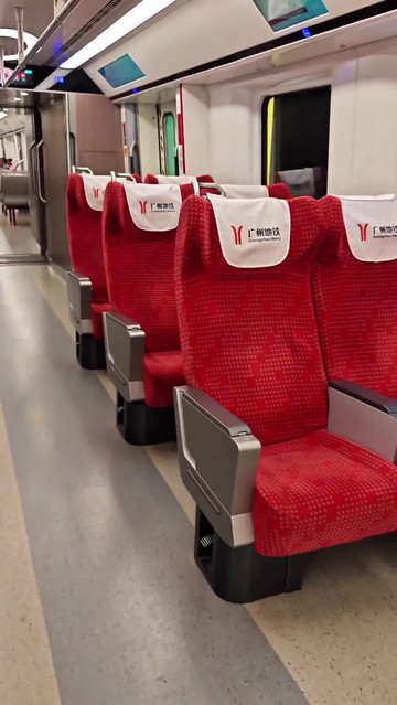 这是全国时速最快地铁,广州地铁18号线,座位宽敞舒适