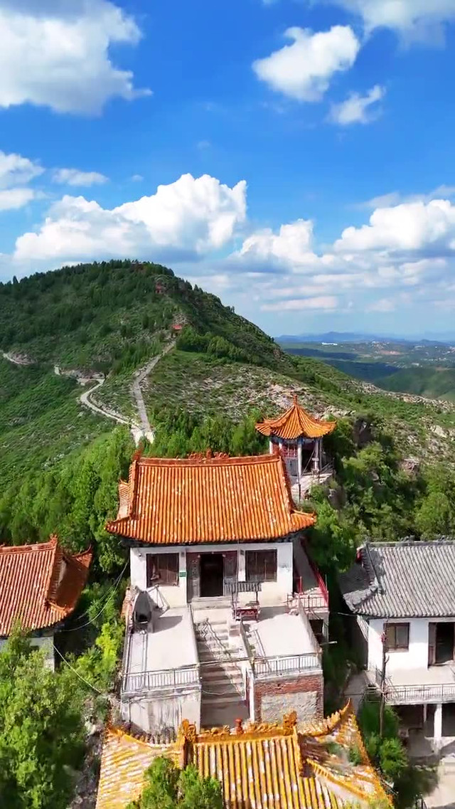 郏县中顶莲花山是道教"天下三顶"之一,登上山顶看美景